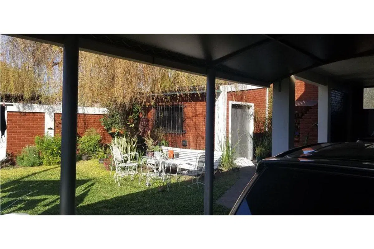 VENTA CASA 5 ambientes c/parque Florencio Varela 5