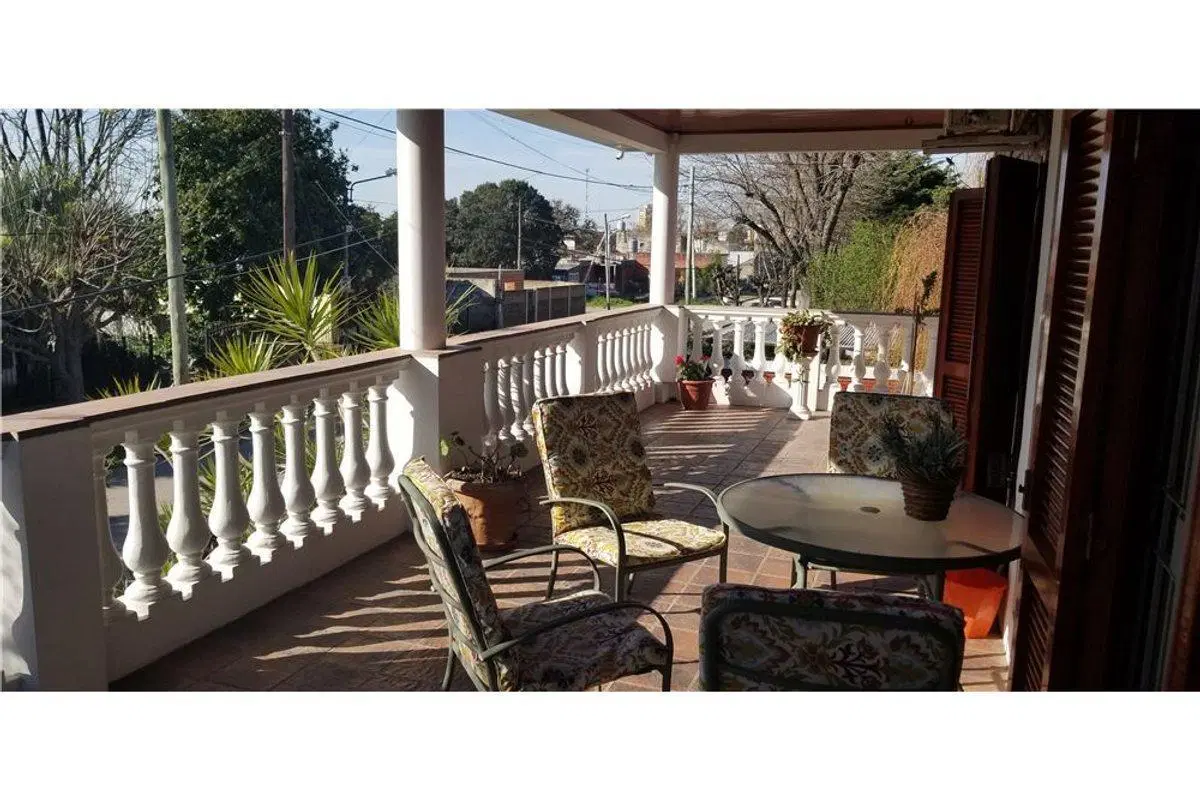 VENTA CASA 5 ambientes c/parque Florencio Varela 3