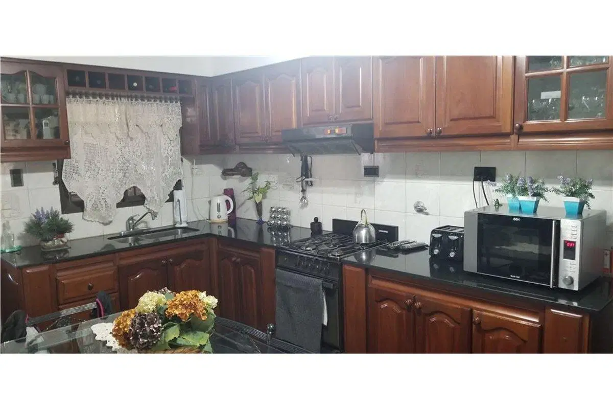VENTA CASA 5 ambientes c/parque Florencio Varela 4