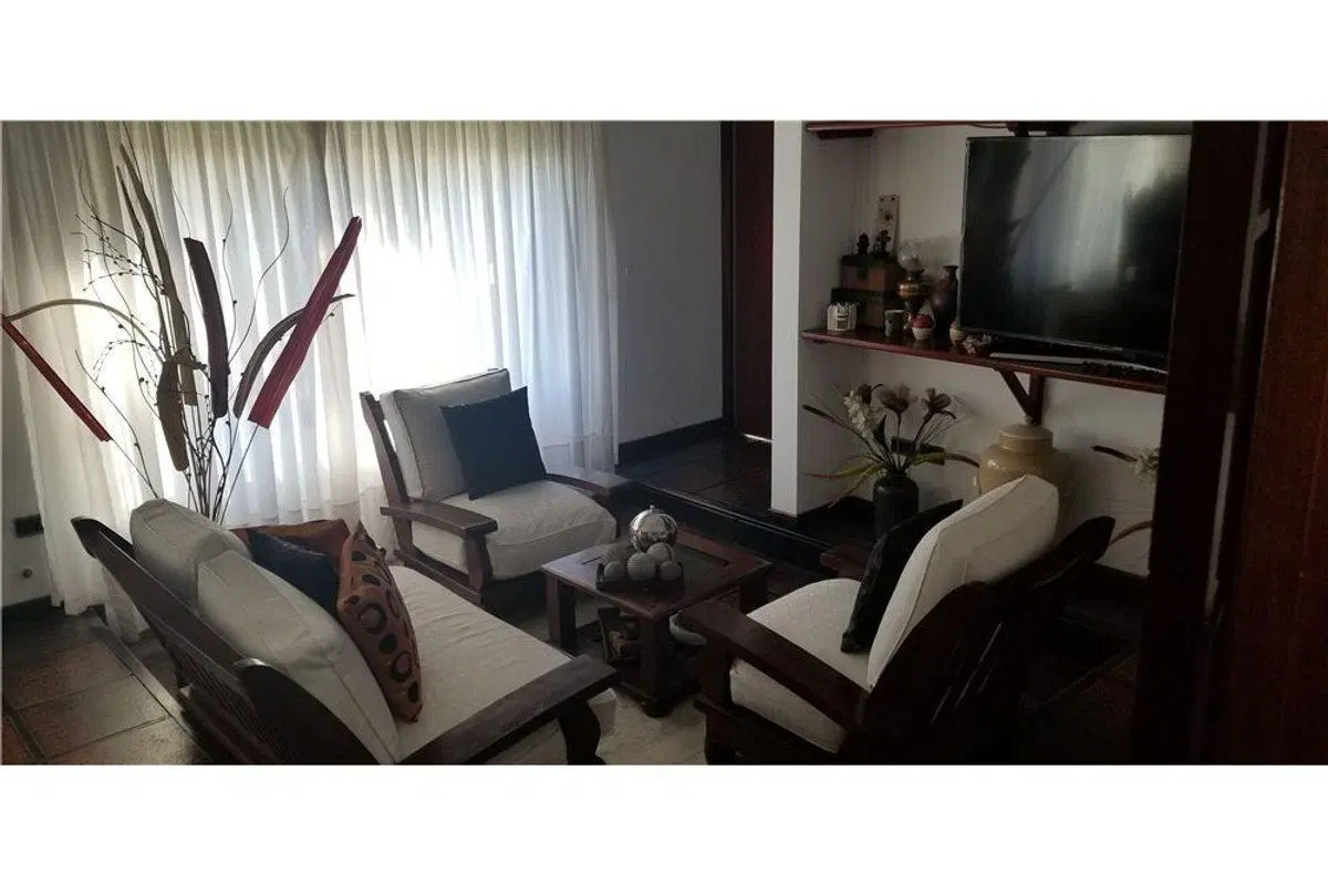 VENTA CASA 5 ambientes c/parque Florencio Varela 2