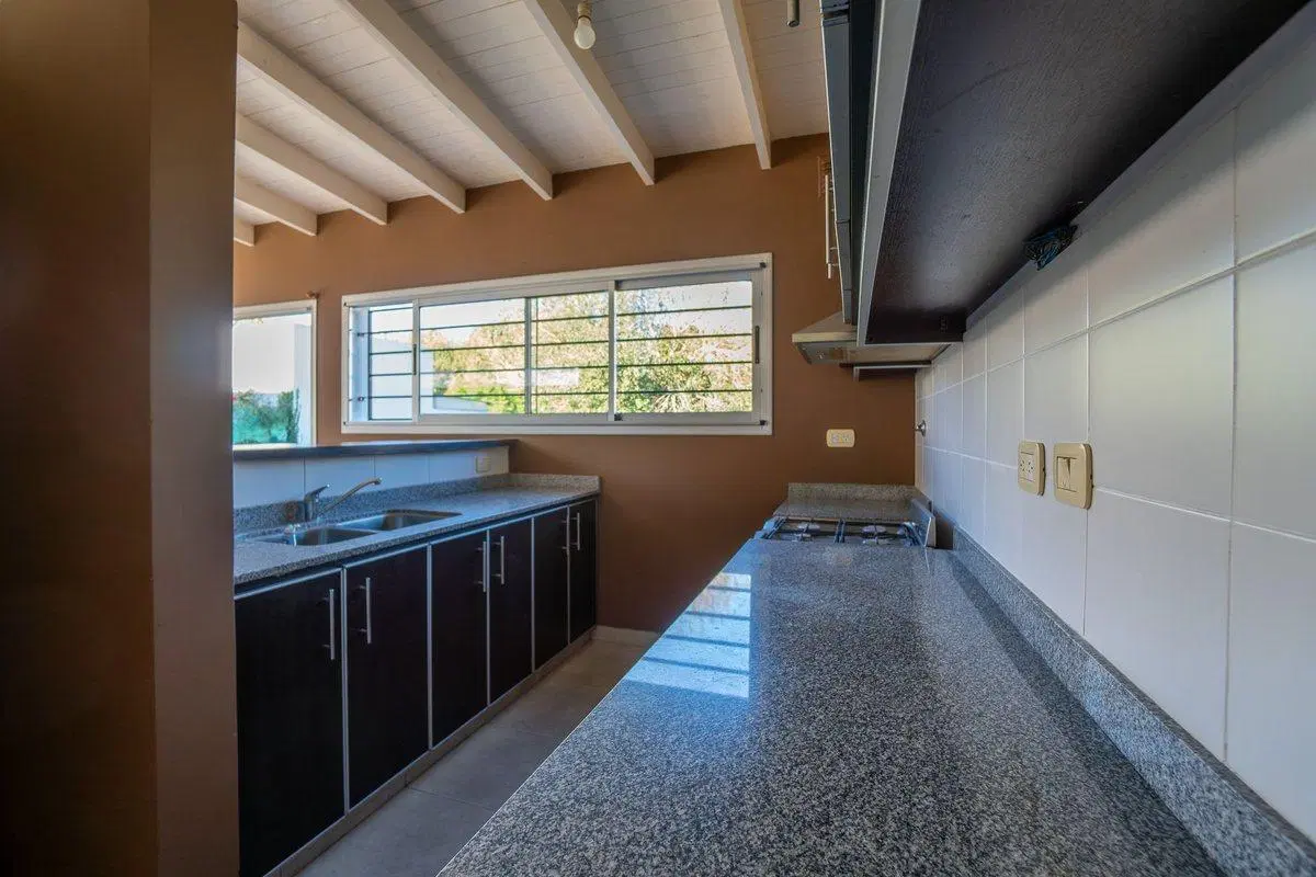 Casa en Venta 3 dormitorios en Villa Elisa 2