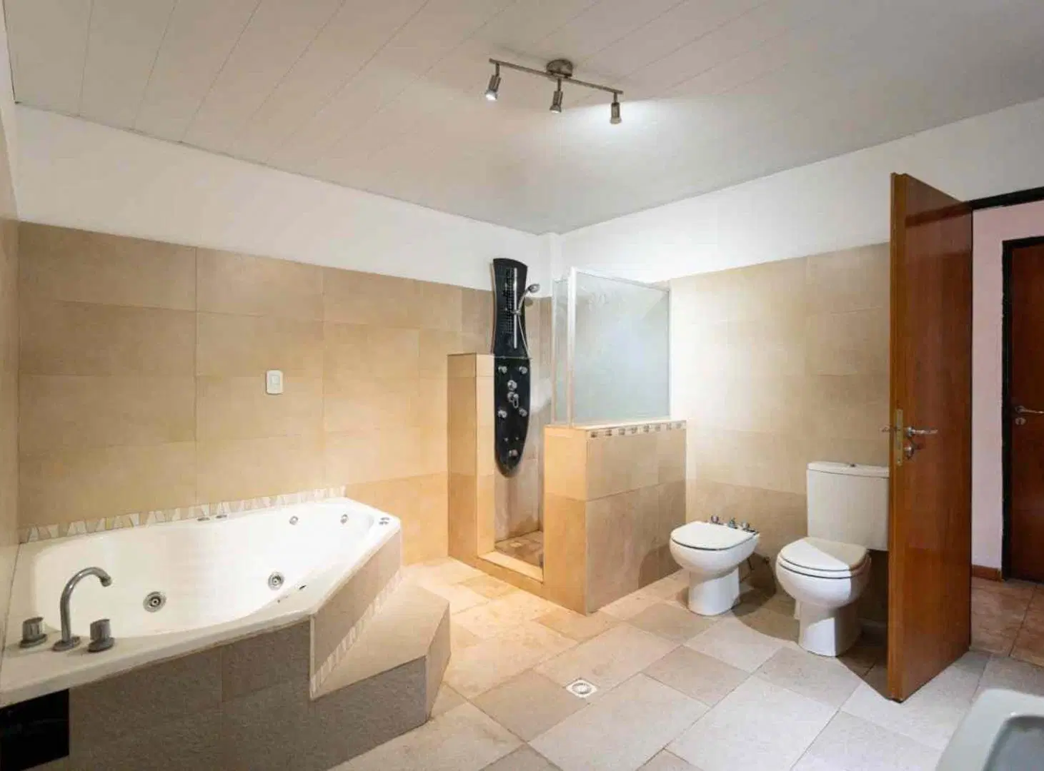Casa en venta 2 dormitorios con cochera y Galpon 3