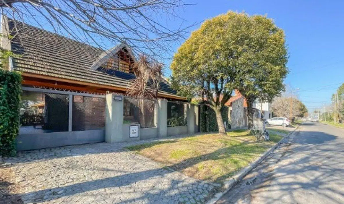 CASA EN VENTA GONNET 2