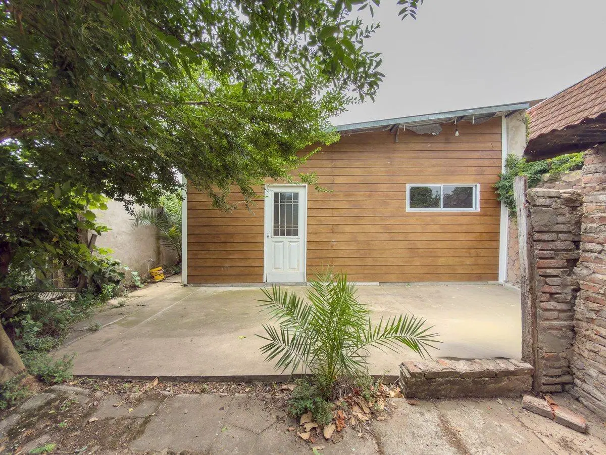 Venta de Lote en Los Hornos con Deposito 3