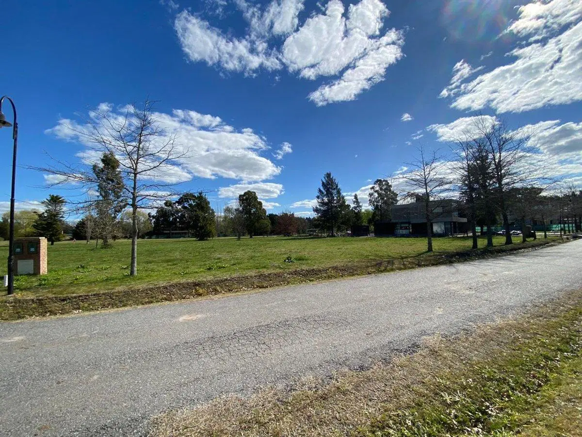 LOTE EN VENTA EN MIRALAGOS 4