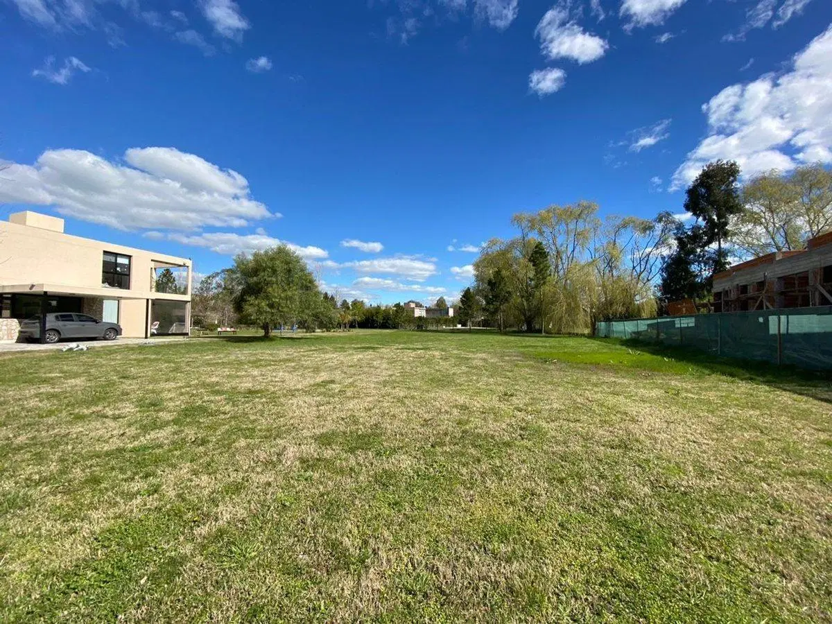LOTE EN VENTA EN MIRALAGOS 4