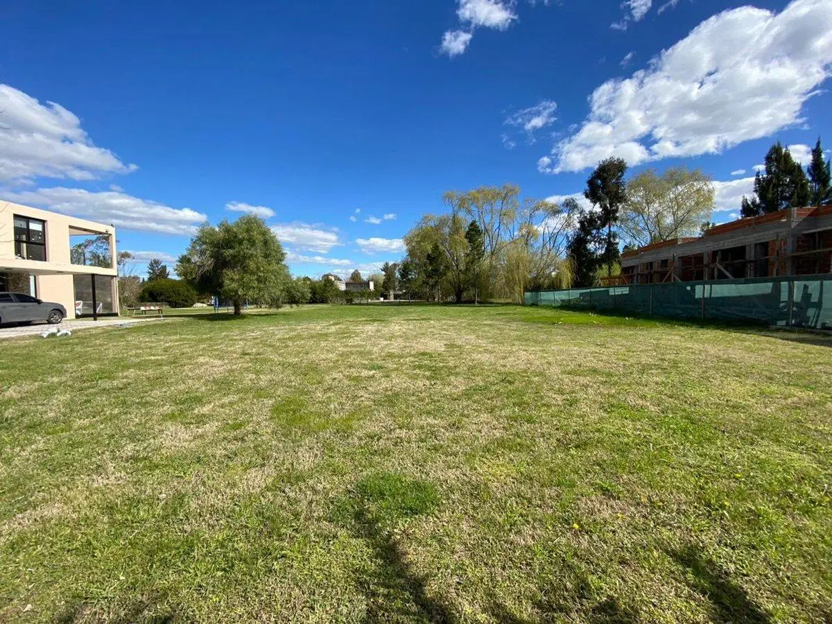 LOTE EN VENTA EN MIRALAGOS 8