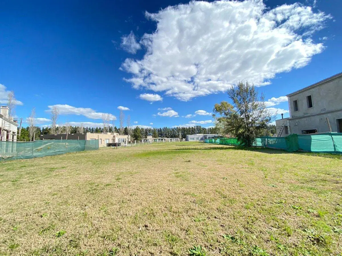 LOTE EN VENTA EN MIRALAGOS 4