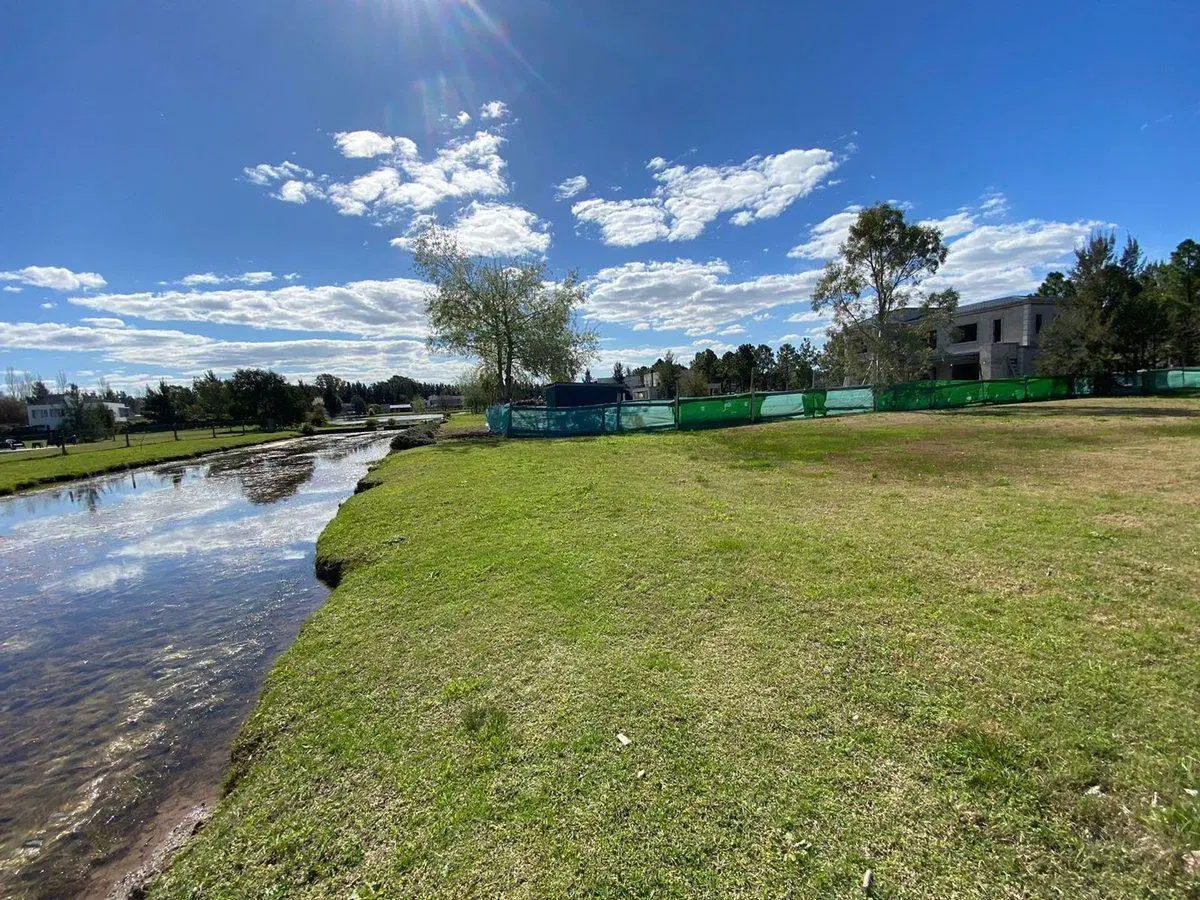 LOTE EN VENTA EN MIRALAGOS 8