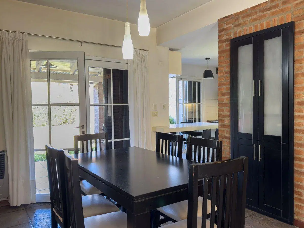 CASA EN VENTA GONNET 3