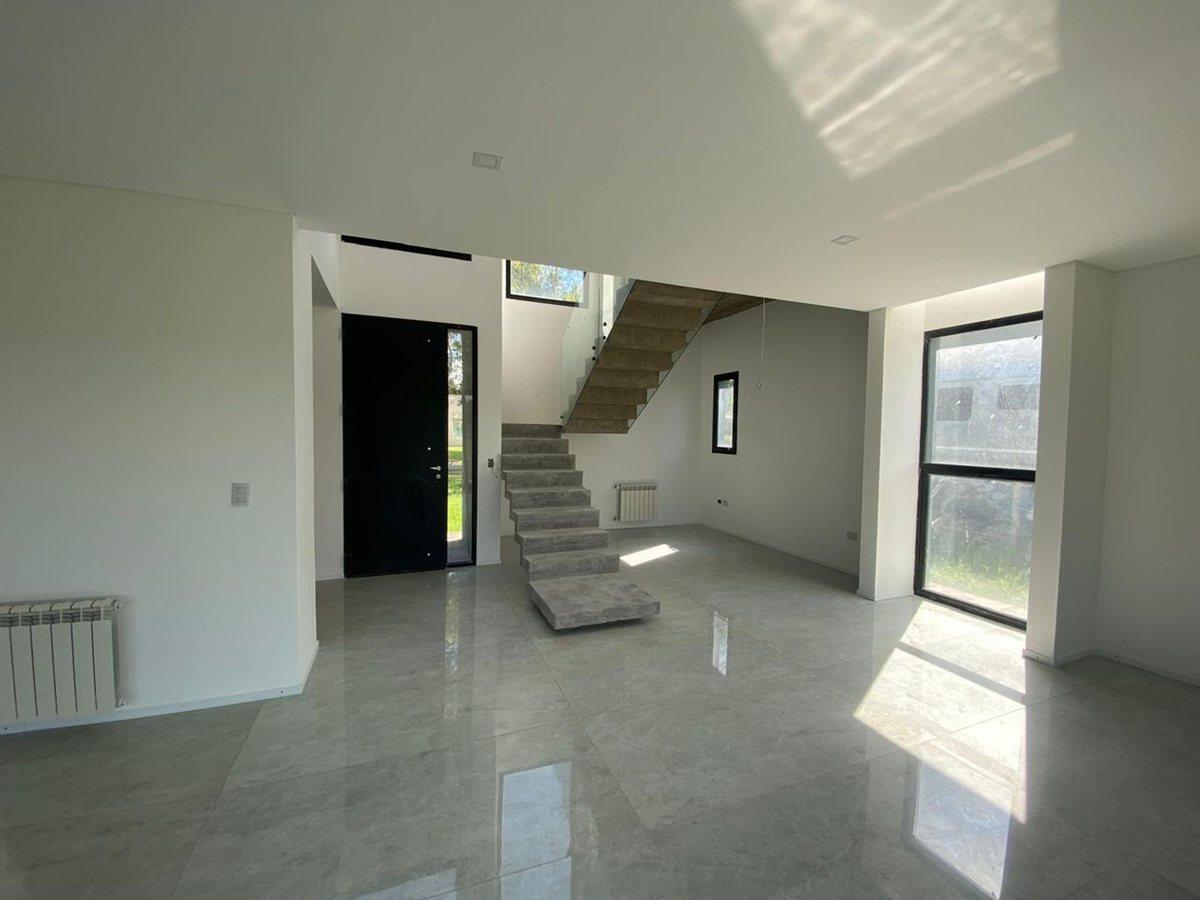 Foto de CASA EN VENTA DE 3 DORMITORIOS EN MIRALAGOS, imagen 5