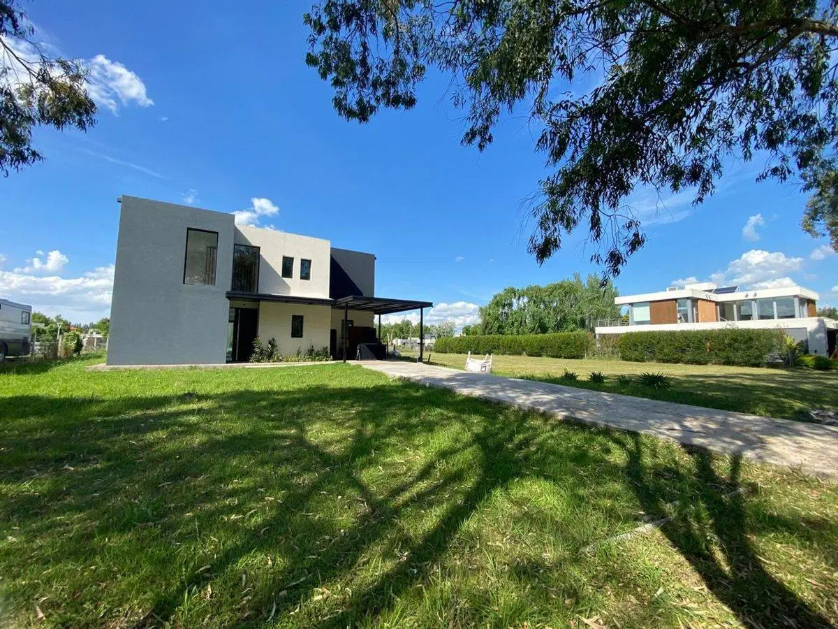 CASA EN VENTA DE 3 DORMITORIOS EN MIRALAGOS 3