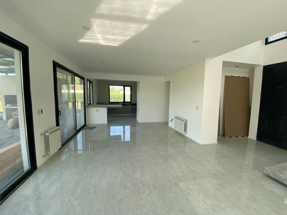 CASA EN VENTA DE 3 DORMITORIOS EN MIRALAGOS 2