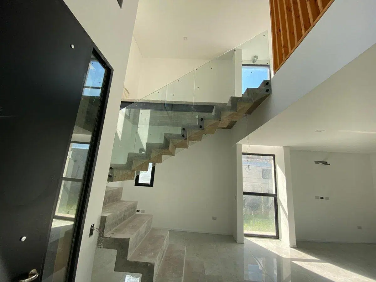 CASA EN VENTA DE 3 DORMITORIOS EN MIRALAGOS 4
