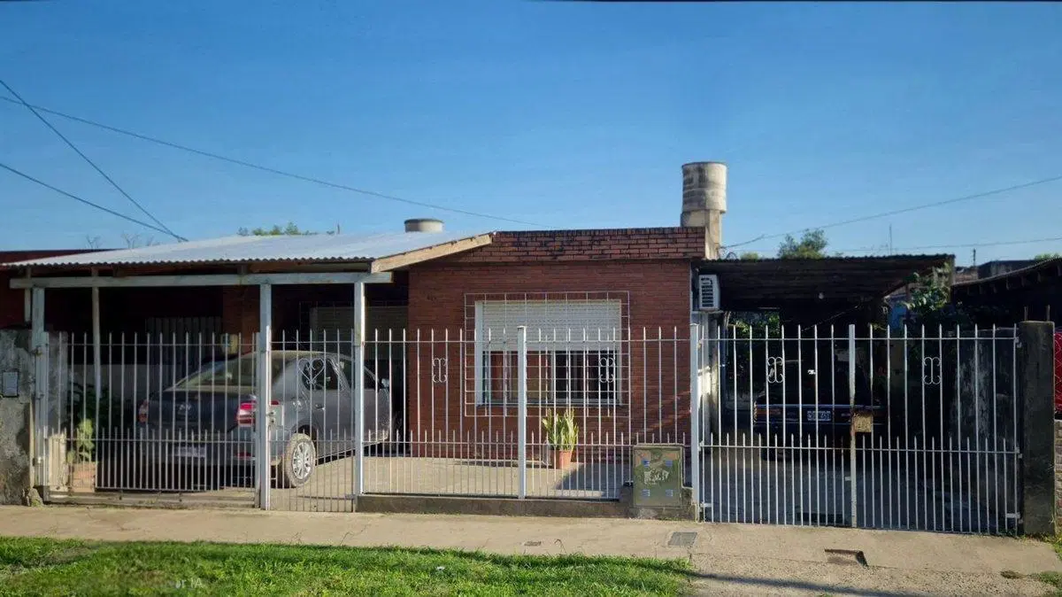 CASA 4 ambientes EN VENTA - Fcio. Varela 5