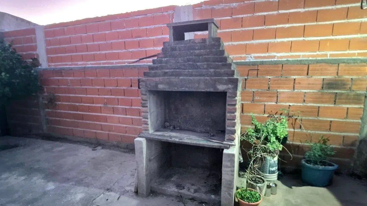 CASA 4 ambientes EN VENTA - Fcio. Varela 2