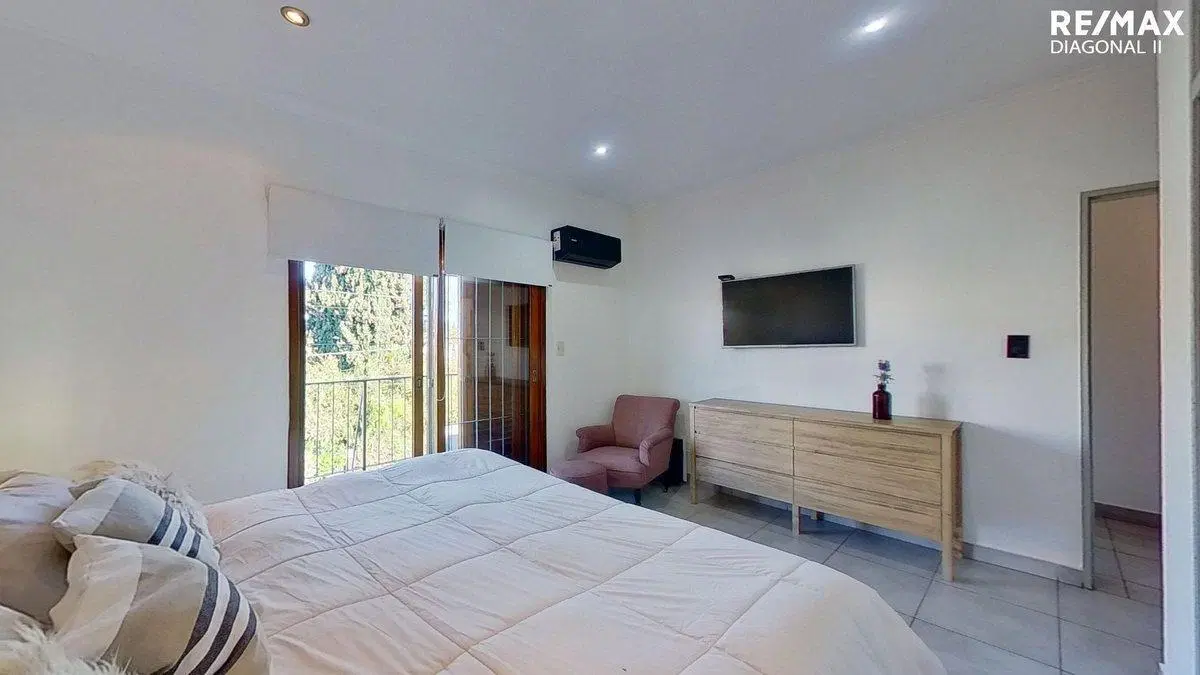 Casa en Venta con local Quilmes 4