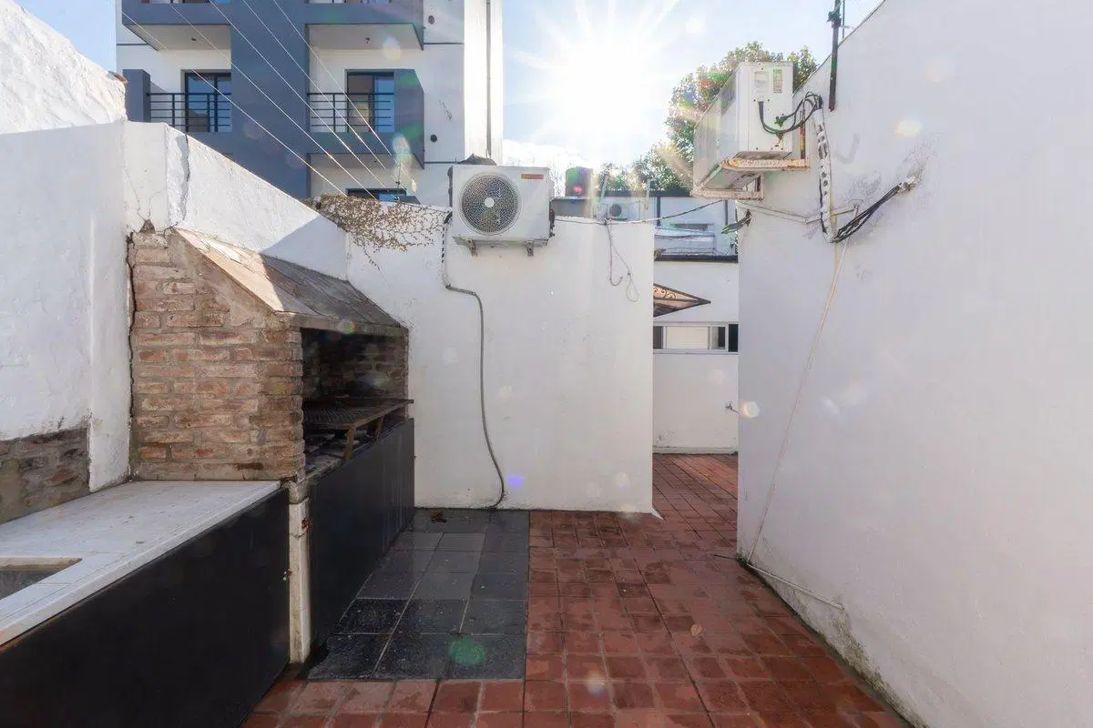 CASA EN VENTA CON COCHERA LA PLATA 4