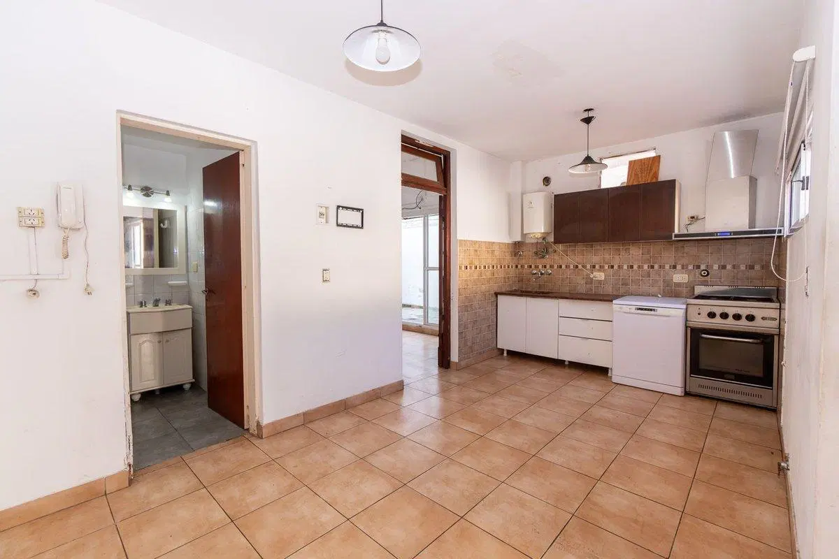 CASA EN VENTA CON COCHERA LA PLATA 5