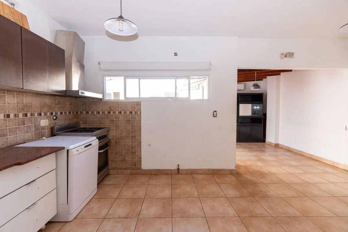 CASA EN VENTA CON COCHERA LA PLATA 8