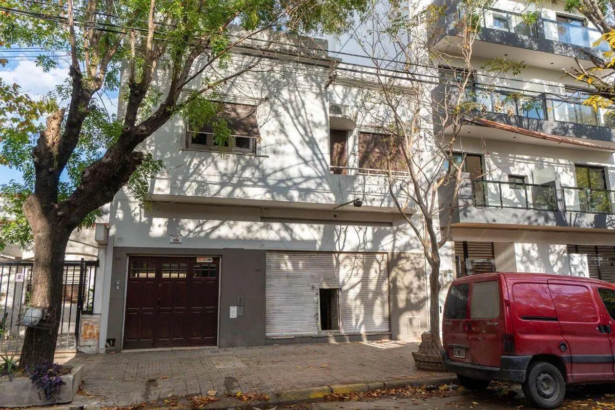 CASA EN VENTA CON COCHERA LA PLATA 3