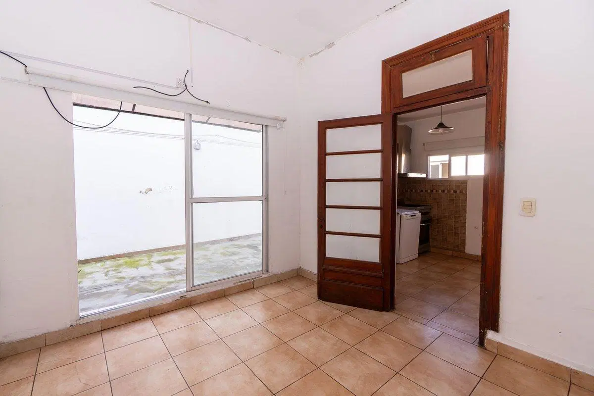 CASA EN VENTA CON COCHERA LA PLATA 2