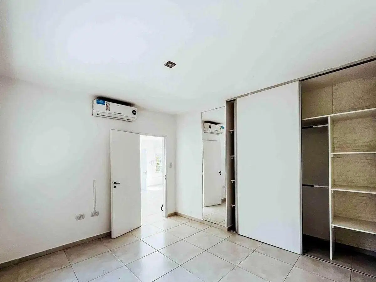 Depto tipo casa en VENTA City Bell 2 dorm. cochera 2