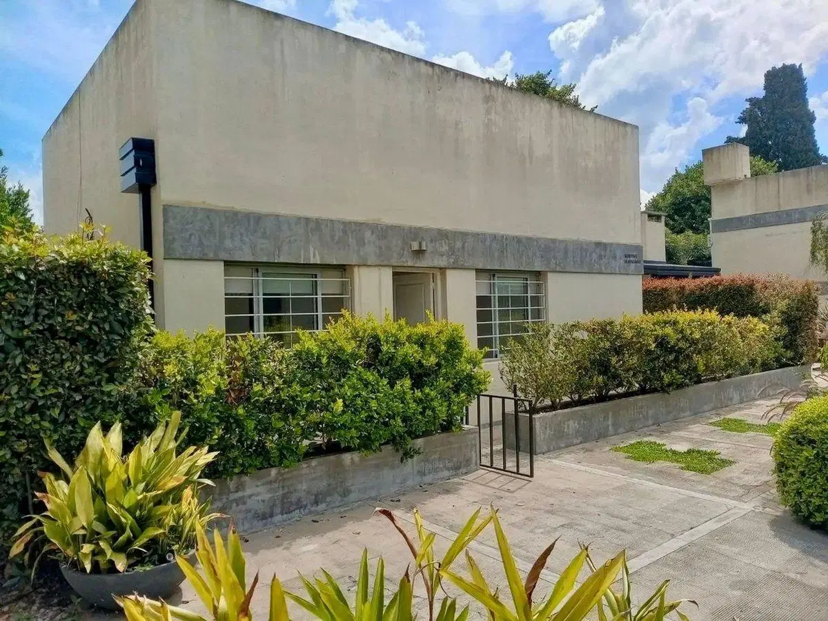 Depto tipo casa en VENTA City Bell 2 dorm. cochera 3