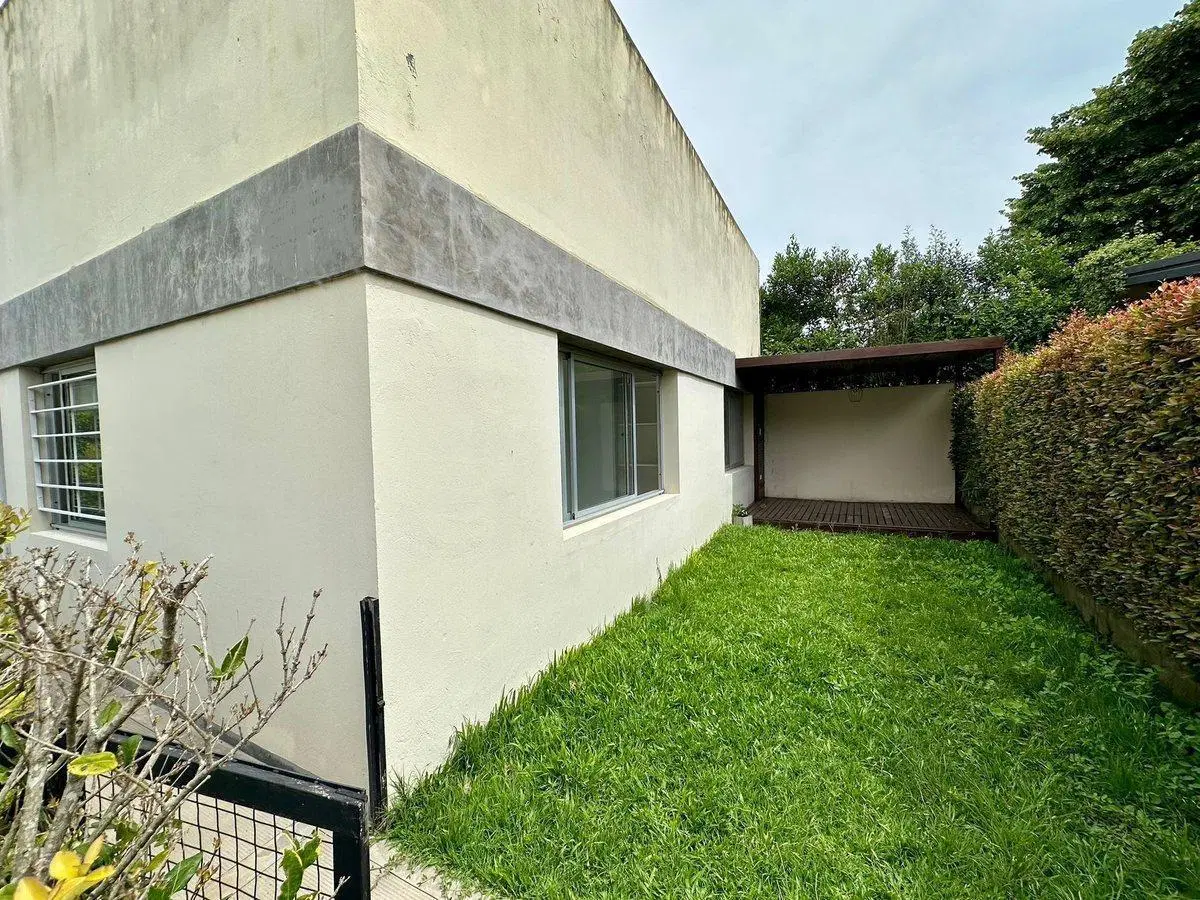 Depto tipo casa en VENTA City Bell 2 dorm. cochera 8
