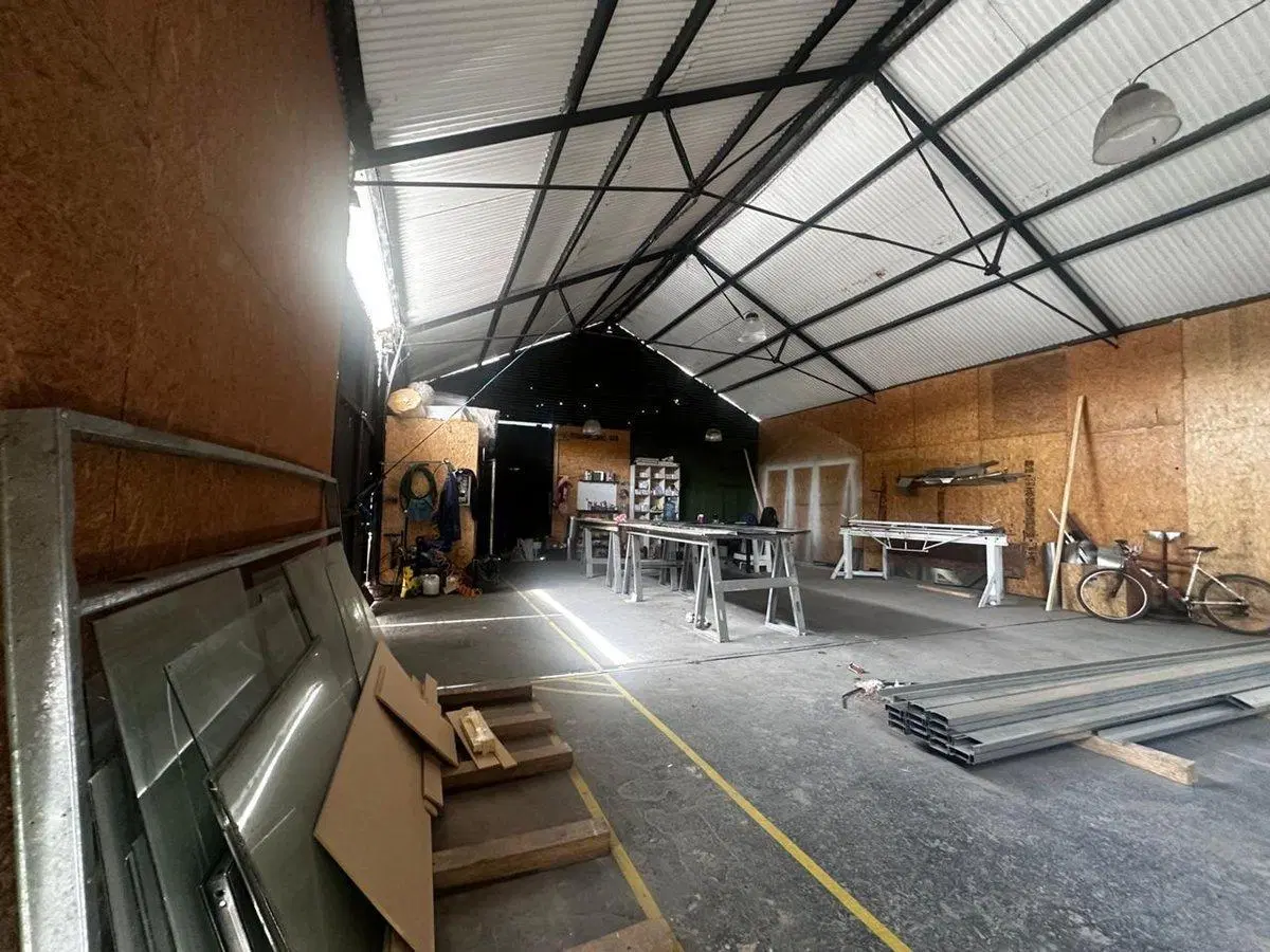 Lote con Galpon comercial en VENTA en avenida 122 8