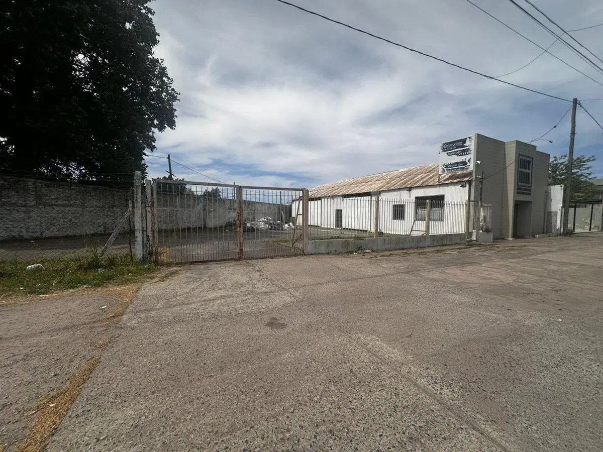 Lote con Galpon comercial en VENTA en avenida 122 2