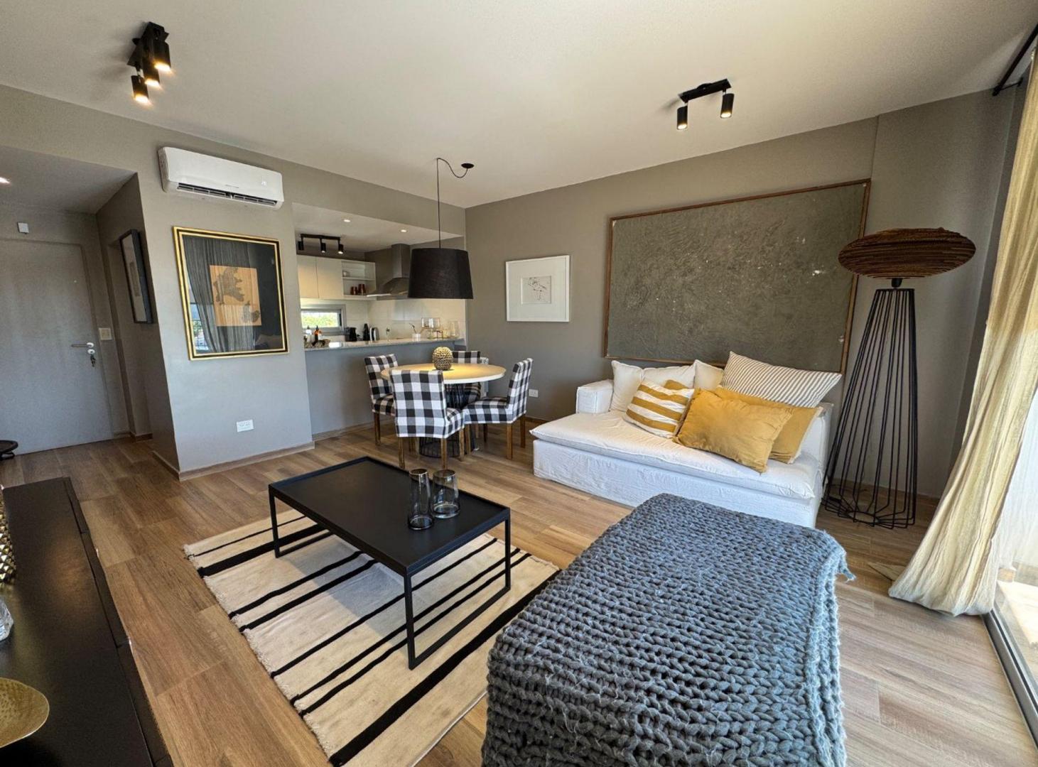 Foto de VENTA Duplex PISO 8 cochera terraza y parrilla, imagen 3