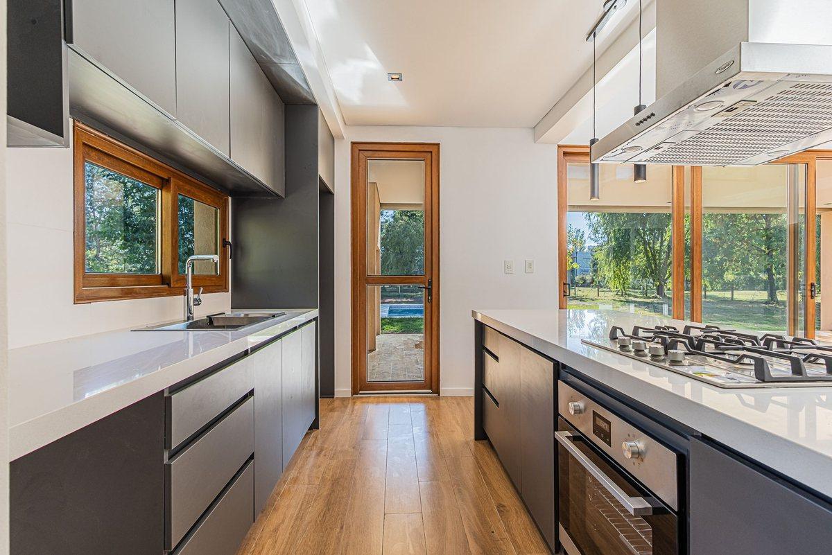 Foto de CASA EN VENTA EN UNA SOLA PLANTA 3 DORMIS Y PILETA, imagen 2