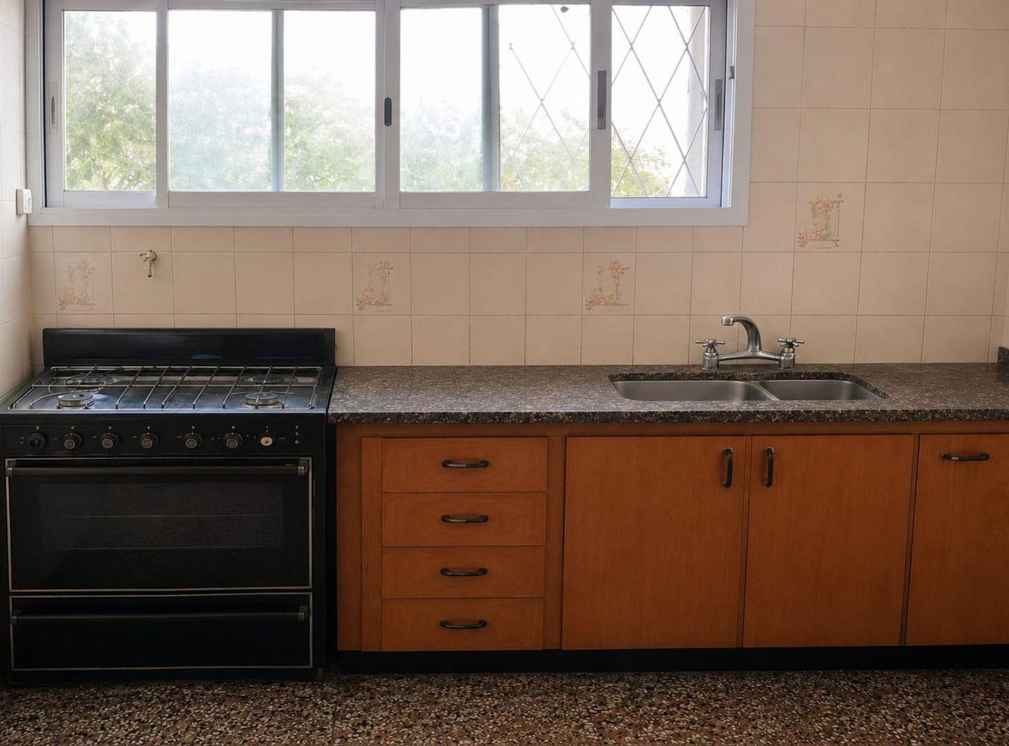 Foto de Casa en Venta sobre Avenida en Berazategui, imagen 1
