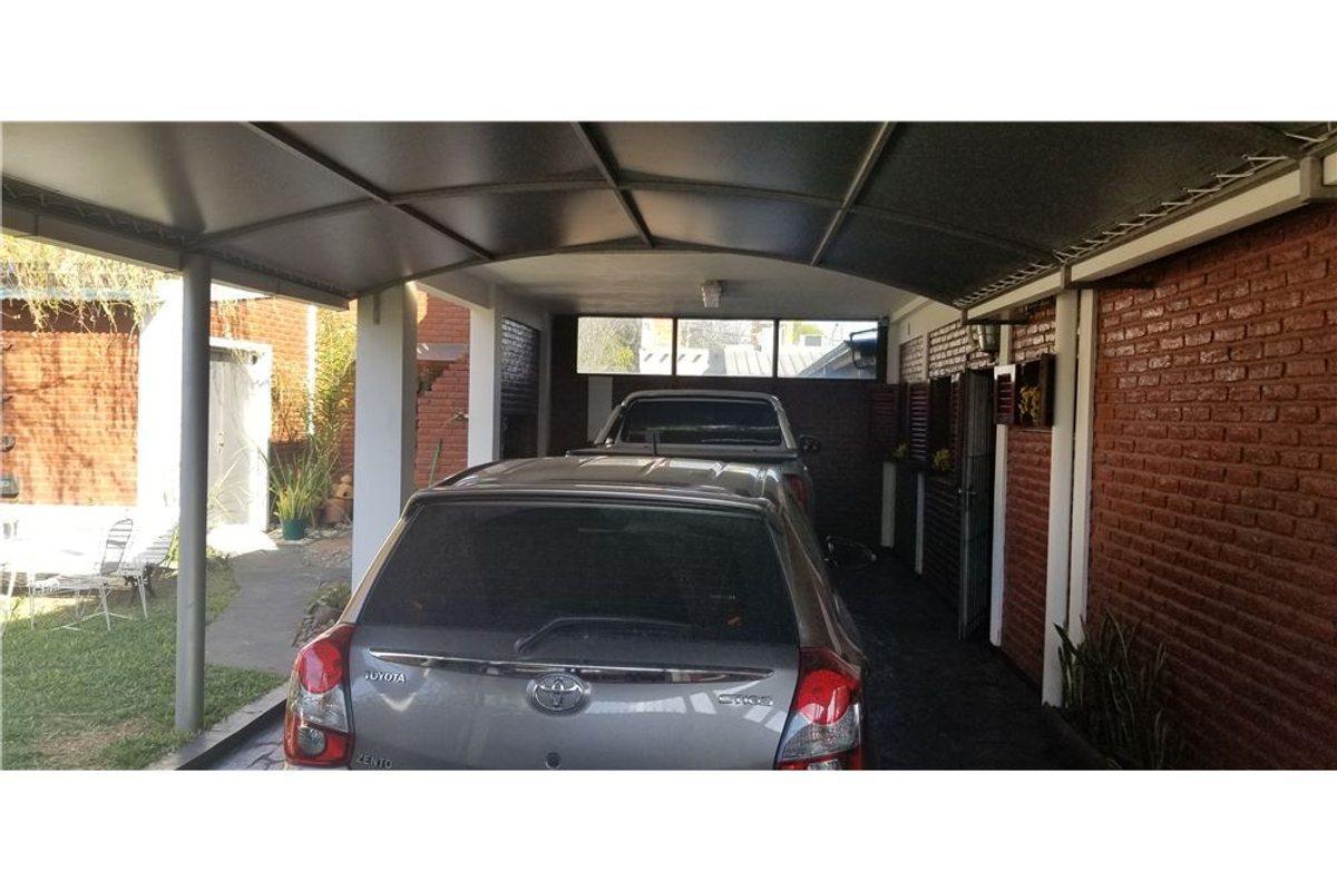 Foto de VENTA CASA 5 ambientes c/parque Florencio Varela, imagen 1