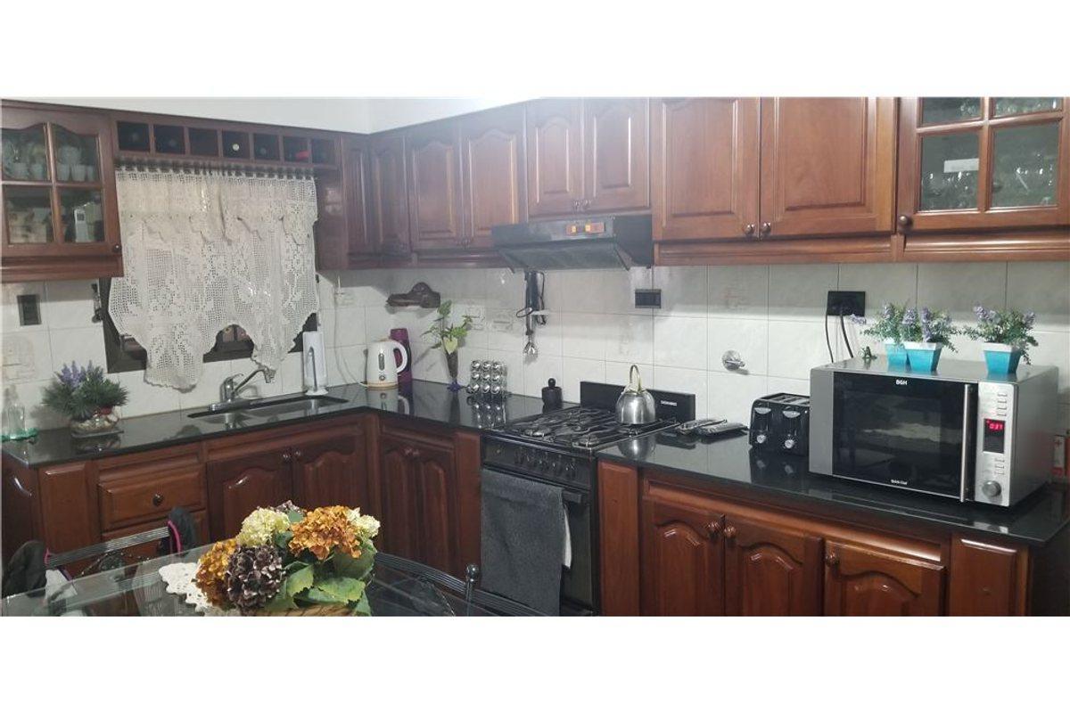 Foto de VENTA CASA 5 ambientes c/parque Florencio Varela, imagen 3