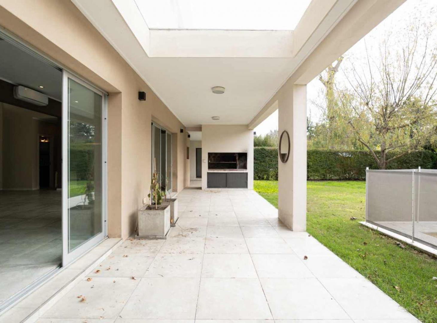 Foto de CASA EN ALQUILER CITY BELL- BARRIO CERRADO, imagen 2