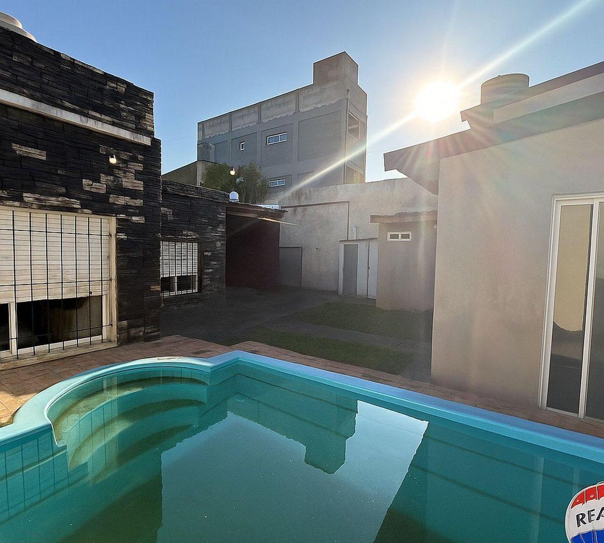 Foto de CASA VENTA QUILMES CON PILETA QUINCHO Y DEPTO, imagen 2