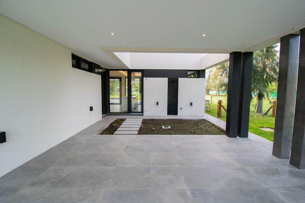 Foto de Casa en Venta en Miralagos, imagen 2