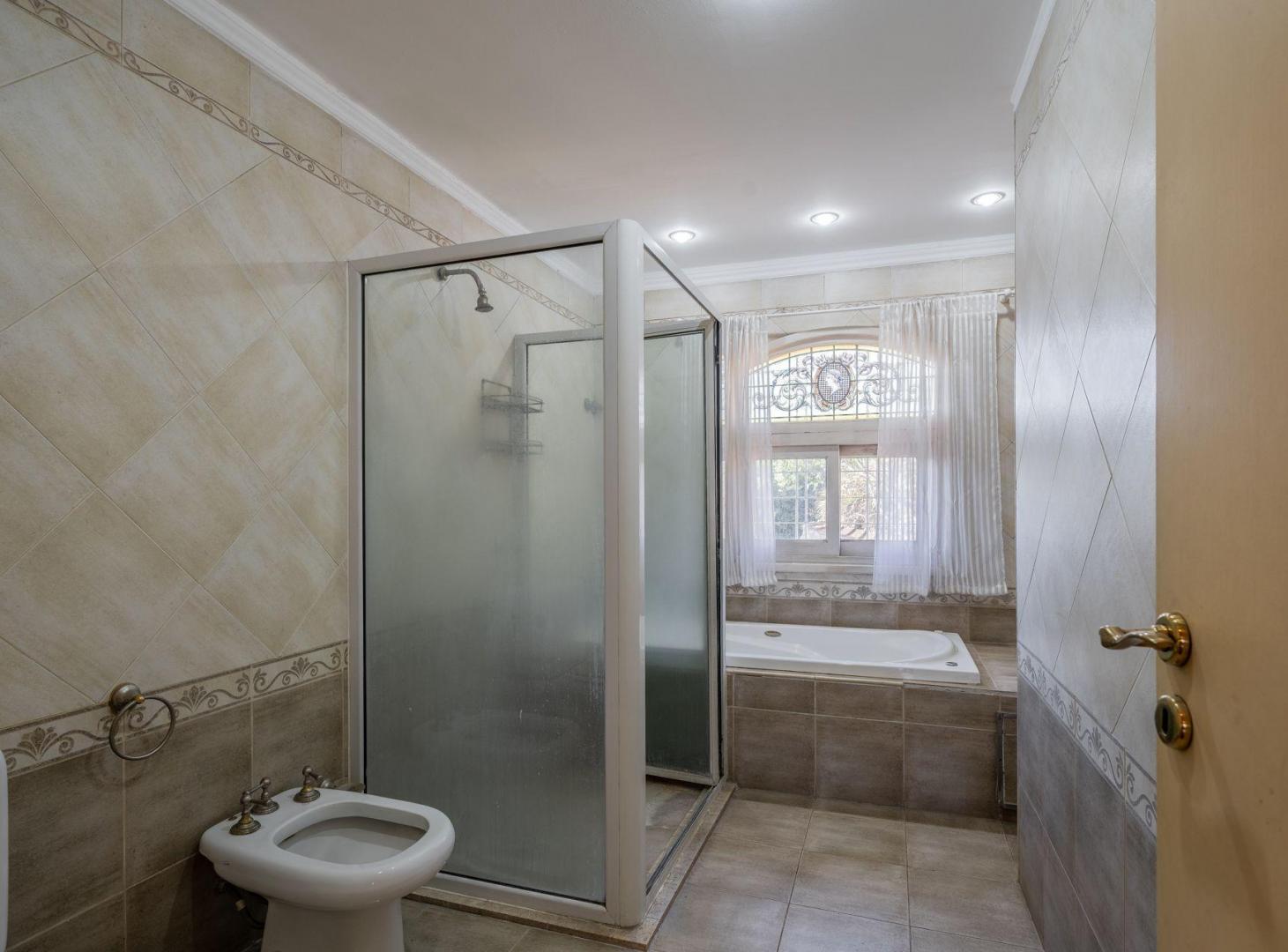 Foto de Venta Casa 7 Amb., Garage y parque, Monte Grande, imagen 2