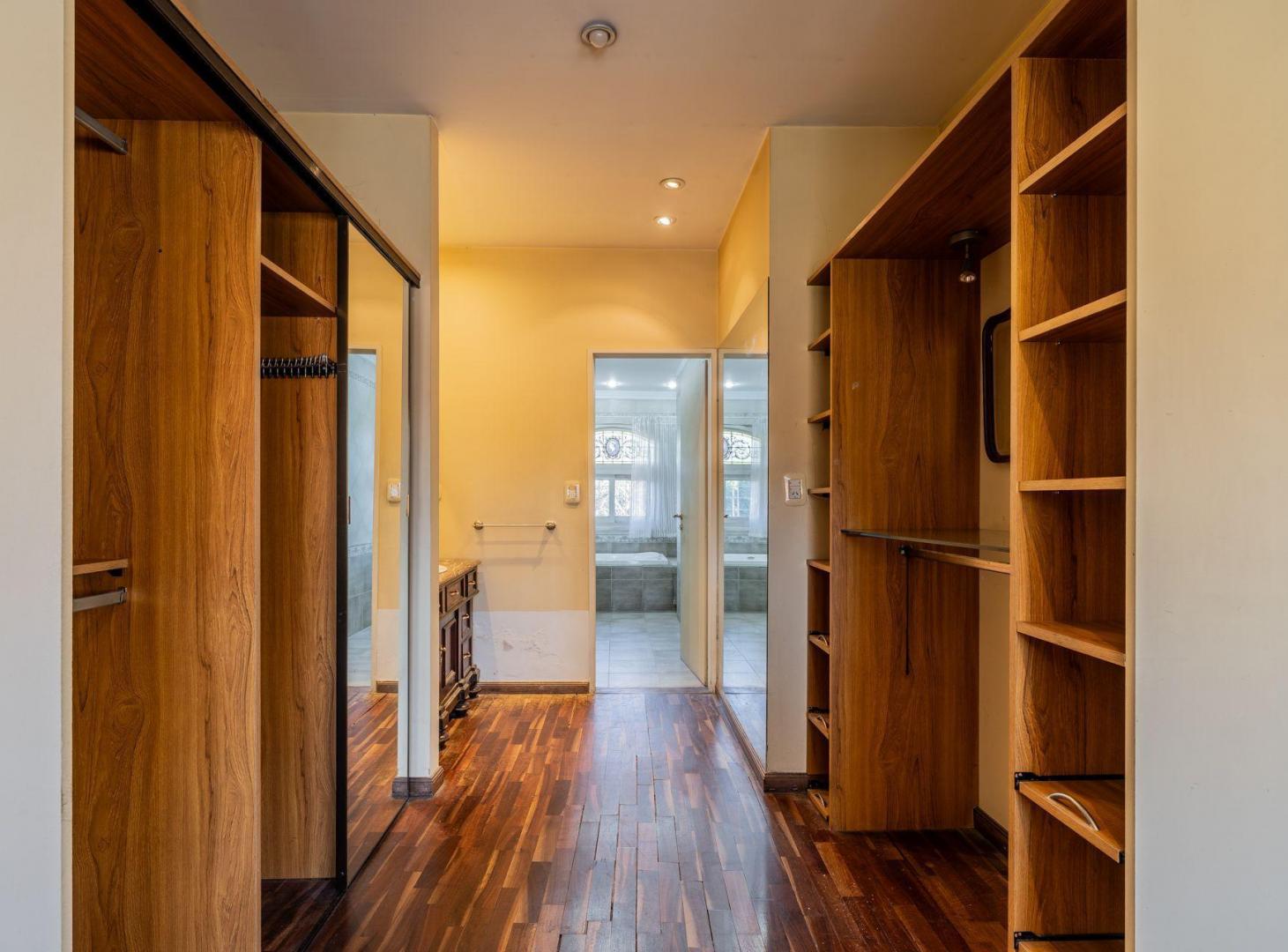 Foto de Venta Casa 7 Amb., Garage y parque, Monte Grande, imagen 1