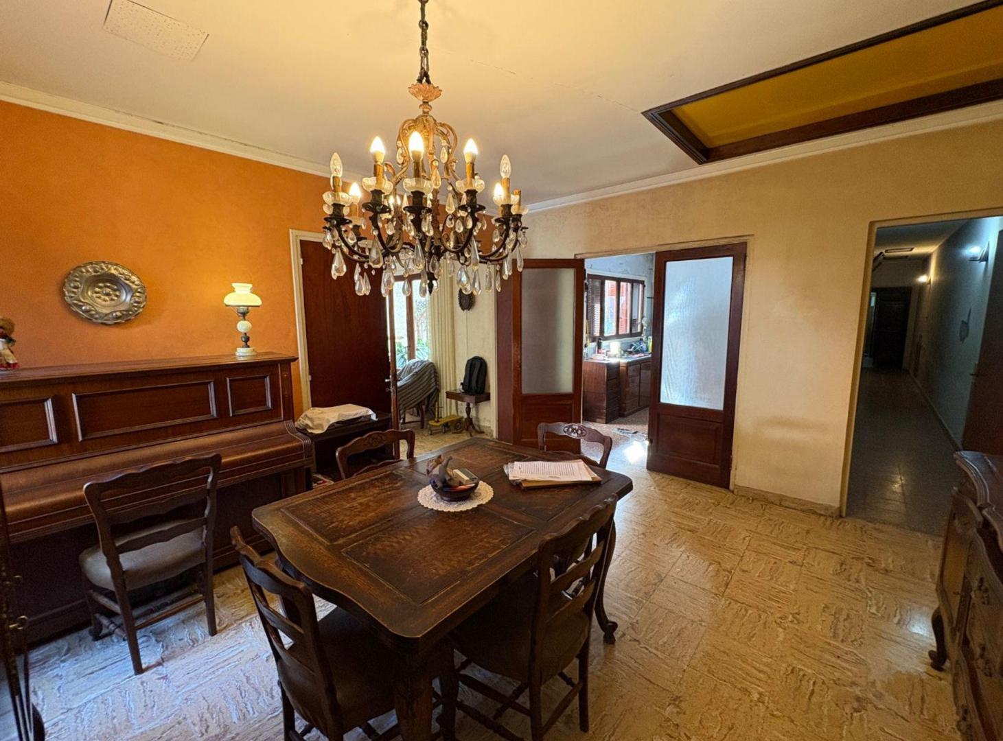 Foto de casa en venta en La Plata con parque y cochera, imagen 1