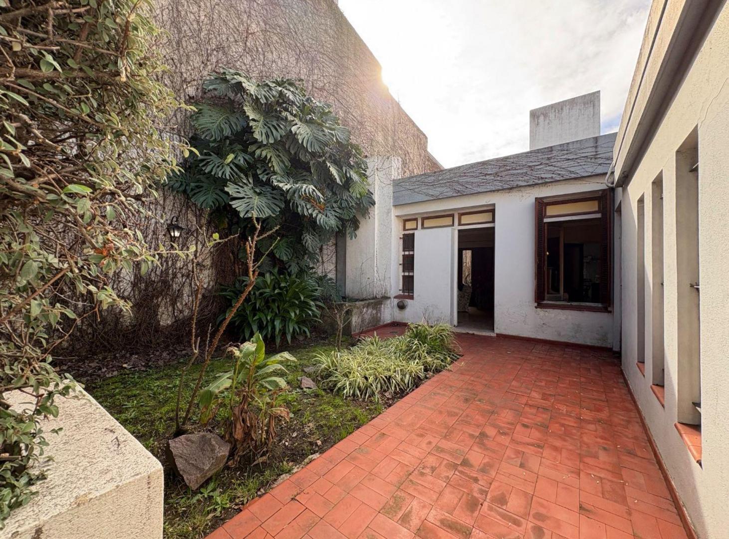 Foto de casa en venta en La Plata con parque y cochera, imagen 2