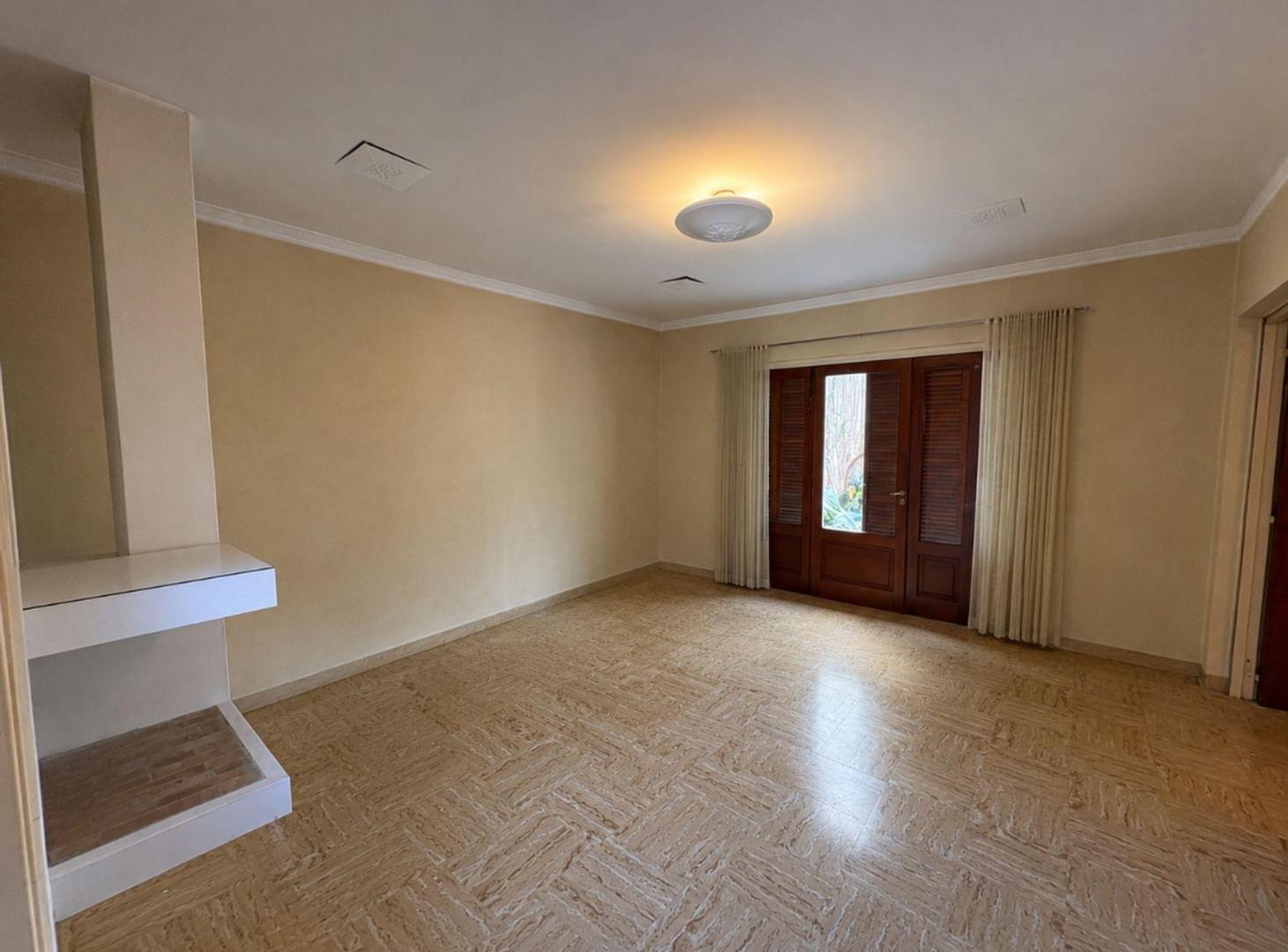Foto de casa en venta en La Plata con parque y cochera, imagen 3