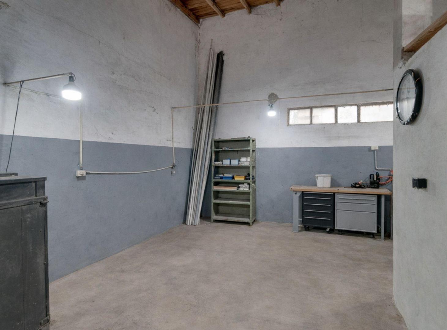 Foto de GALPON Y VIVIENDA CON JARDIN EN VENTA EN LA PLATA, imagen 1