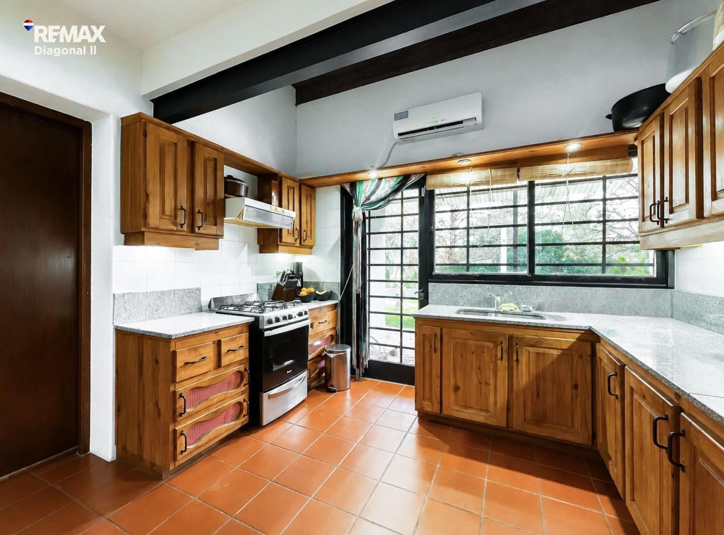 Foto de CASA EN VENTA 4 DORM. LOTE 1870 M2 LA PLATA, imagen 1