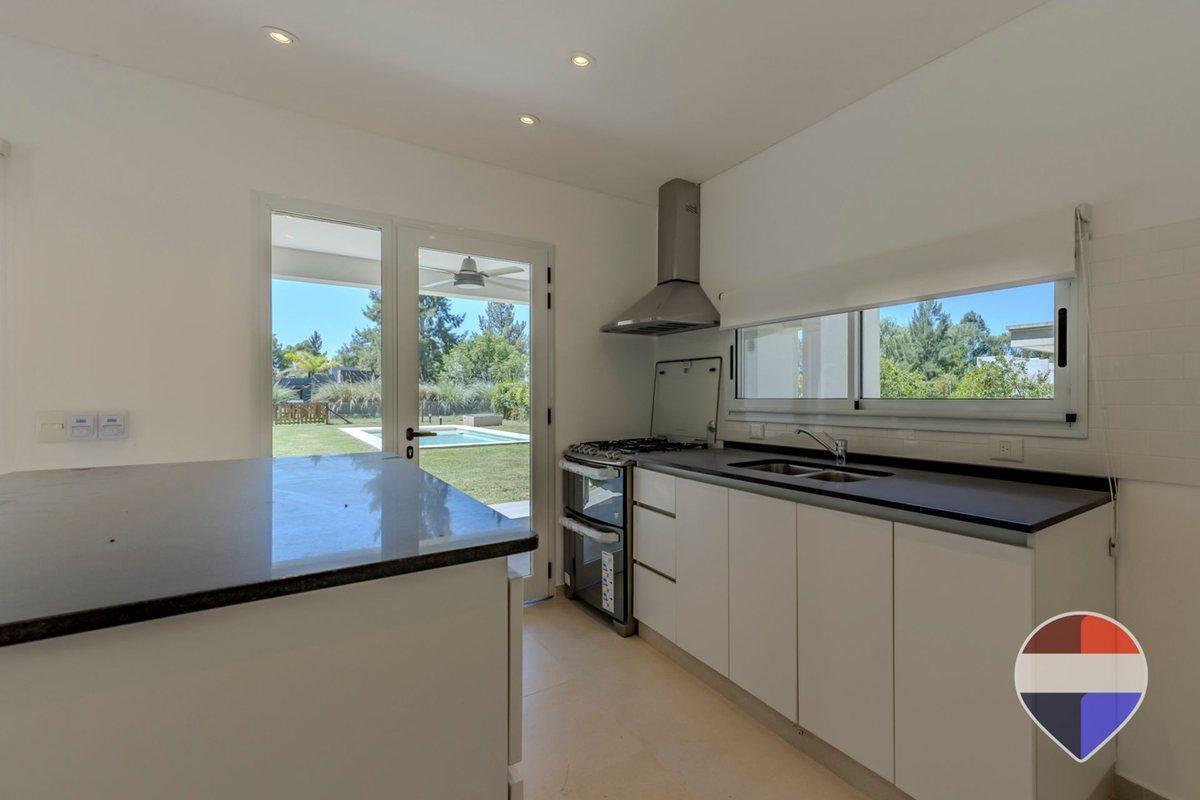 Foto de CASA EN VENTA EN MIRALAGOS, imagen 2