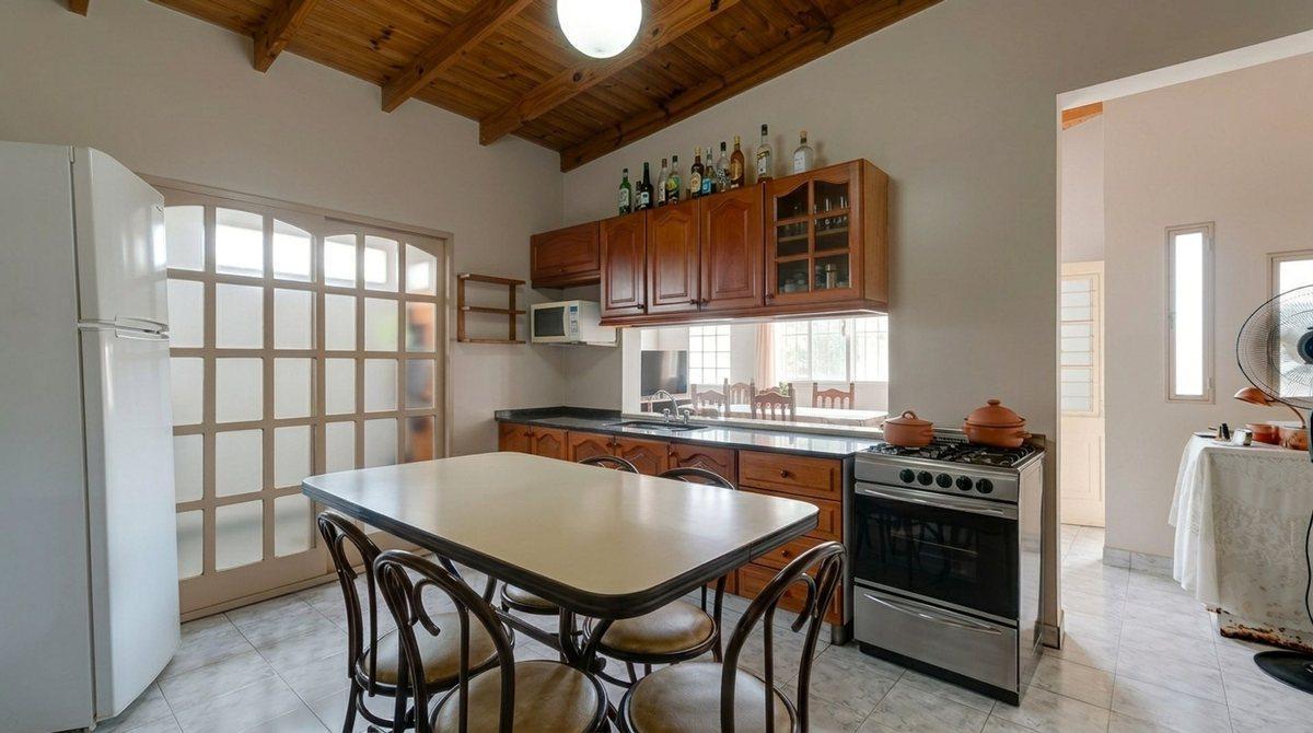 Foto de VENTA DE CASA 3 DORMITORIOS Y GALPON EN LOS HORNOS, imagen 2