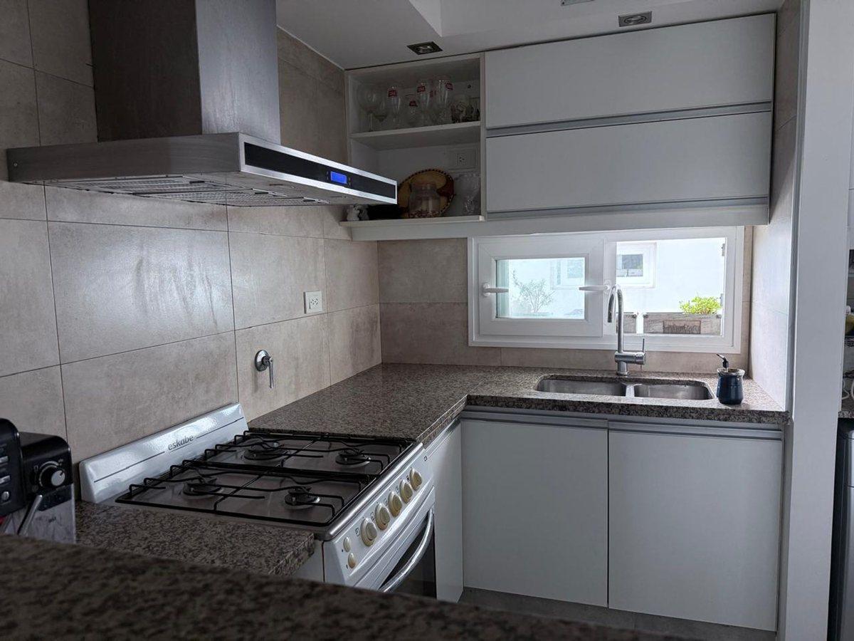 Foto de Departamento 2 dormitorios y cochera en alquiler, imagen 3