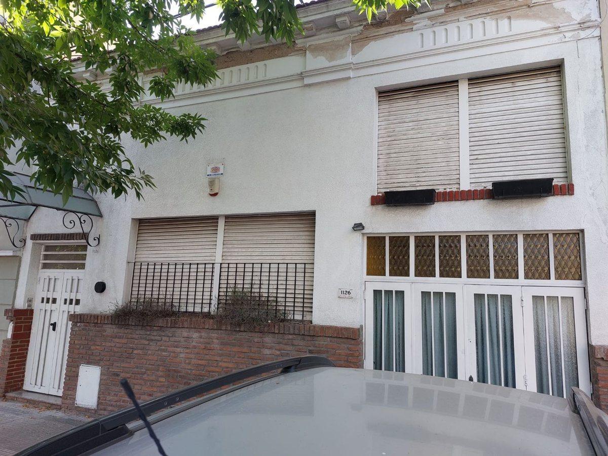 Foto de CASA EN VENTA CON JARDIN Y COCHERA LA PLATA, imagen 1